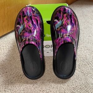 OOFOS Limited Edition Neon Rose Clogs